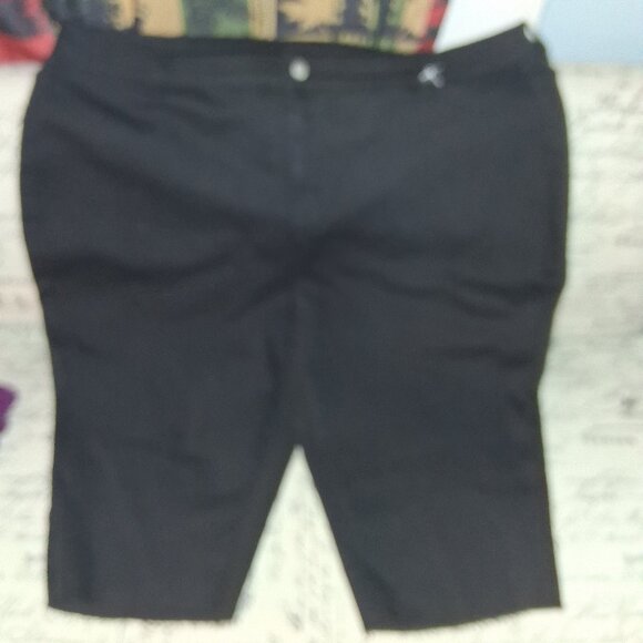 WOMANS BLACK PLUS SIZED JEAN CAPRIS. - Picture 1 of 1